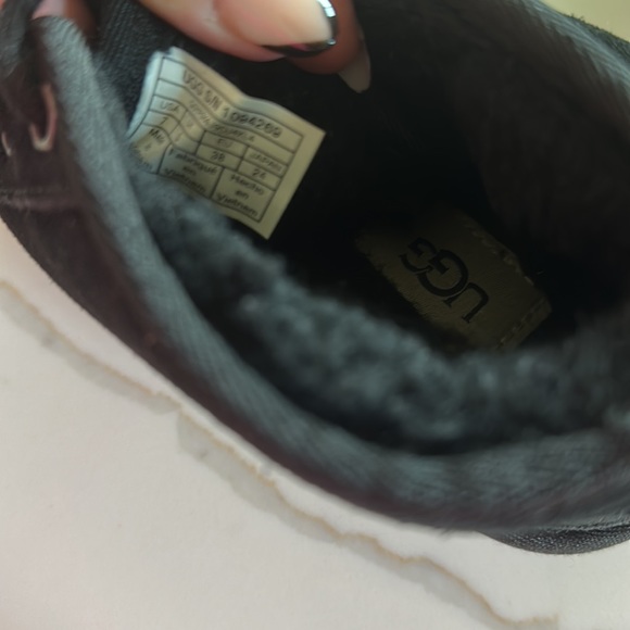 Selling barely worn UGG shoes - Picture 5 of 5
